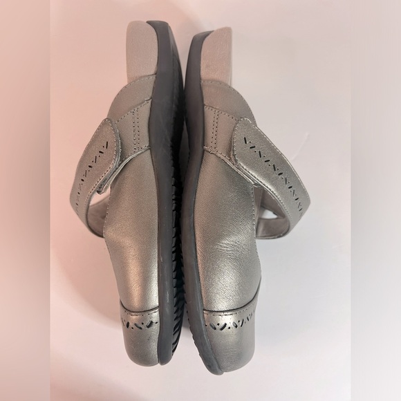 Vionic Allegra Metallic Clog/Mule - Picture 5 of 12